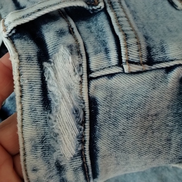 Vervet distressed denim stretch shorts size medium light wash, mid rise, frayed - Picture 5 of 11